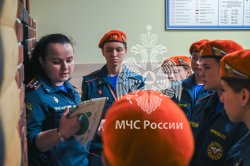 В рамках ознакомительной программы для гостей из МБОУ СОШ № 3 села Хороль Приморского края состоялась экскурсия