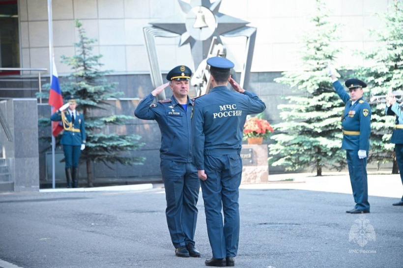 Торжественная церемония поднятия Государственного флага, посвященная Дню России