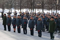 Личный состав МЧС России возложил цветы к Могиле неизвестного солдата в Александровском саду в Москве