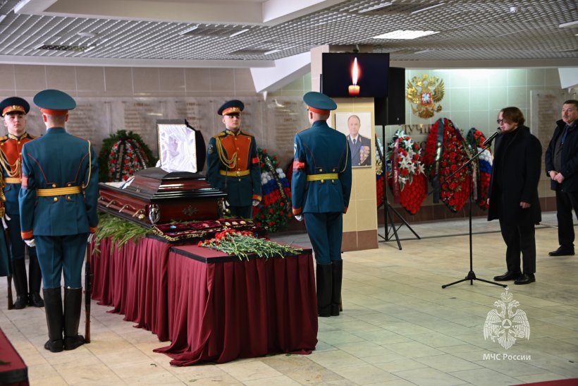 Личный состав МЧС России простился с Алексеем Федосеевым 