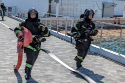 Курсанты Академии приняли участие в пожарно-тактических учениях в Геленджике