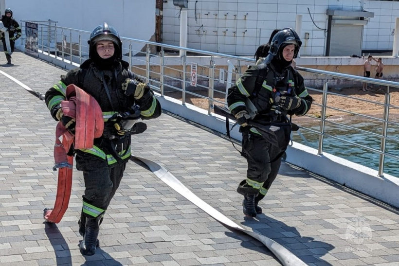 Курсанты Академии приняли участие в пожарно-тактических учениях в Геленджике