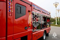 Главе МЧС России Александру Куренкову продемонстрировали новый образец пожарного автомобиля 