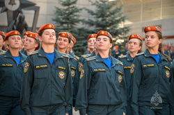 Первокурсникам вручили оранжевые береты