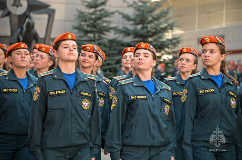 Первокурсникам вручили оранжевые береты