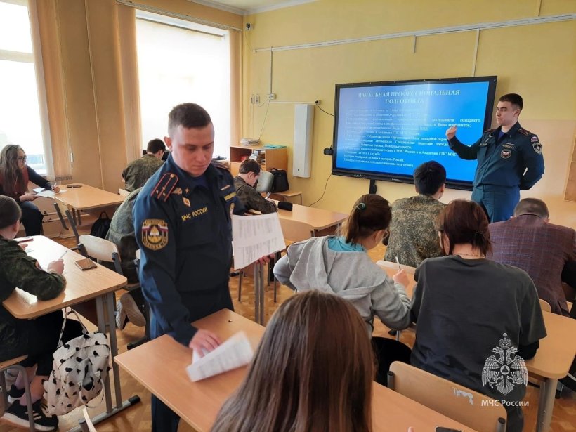 Сотрудники Академии ГПС МЧС России посетили кадетский класс в МБОУ СОШ 1000