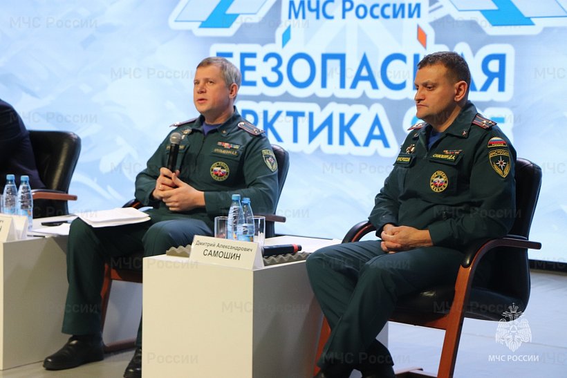 Безопасная Арктика-2025: На круглом столе обсудили безопасность людей при пожарах в зданиях и сооружениях