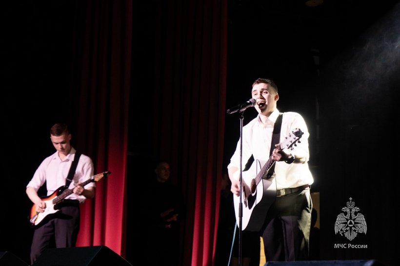 Курсанты Академии поздравили девушек с 8 марта