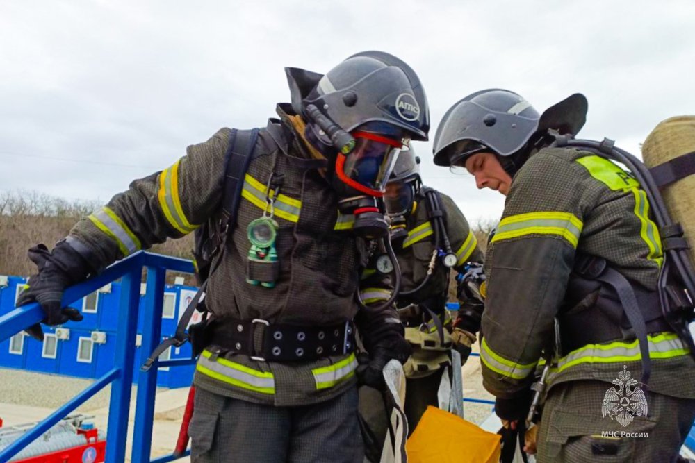  Курсанты Академии ликвидировали условный пожар в Геленджике