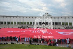 Самое большое в мире Знамя Победы развернули на Поклонной горе