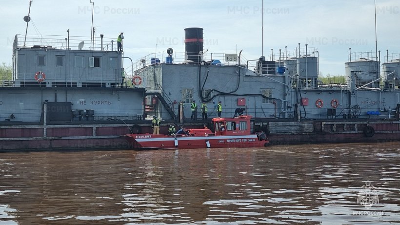 Учения на воде: тушение пожара на нефтяной барже