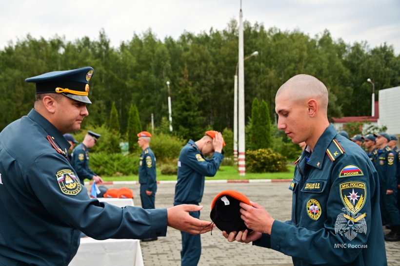 Первокурсникам Академии вручили оранжевые береты