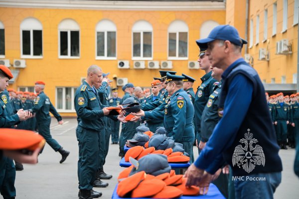 Символ чести и ответственности: курсантам вручили оранжевые береты