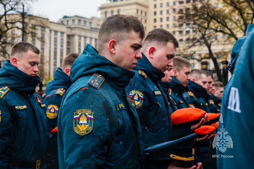 Личный состав Академии возложил цветы к Могиле Неизвестного в Александровском саду