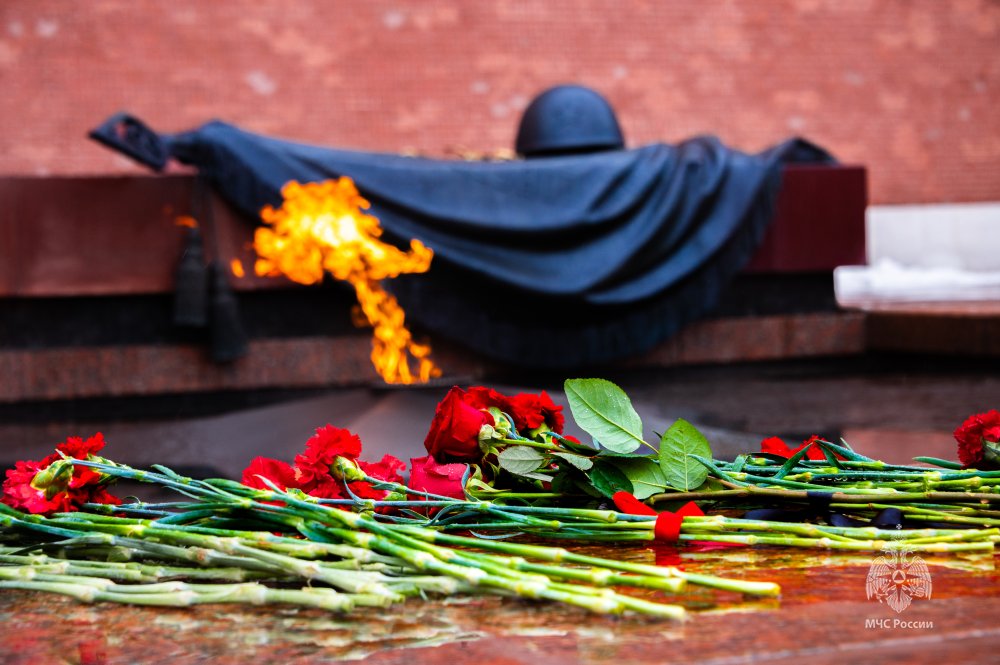 Личный состав Академии возложил цветы к Могиле Неизвестного в Александровском саду