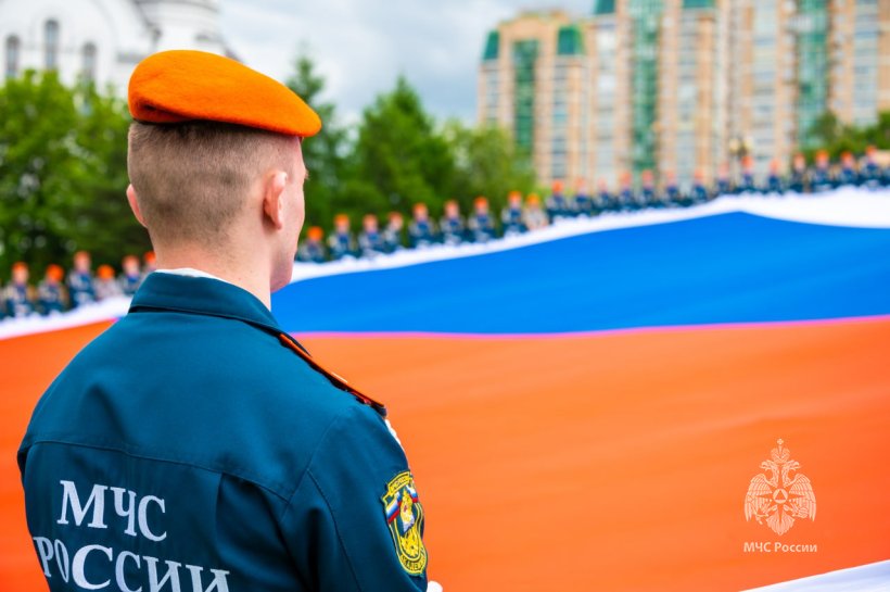 Личный состав Академии ГПС МЧС России провел патриотическую акцию ко Дню России 