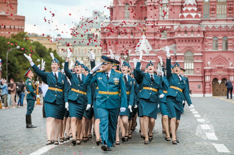 На Красной площади вручили дипломы молодым специалистам Академии