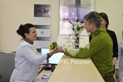 Цветы и улыбки стали главными атрибутами сегодняшнего дня 