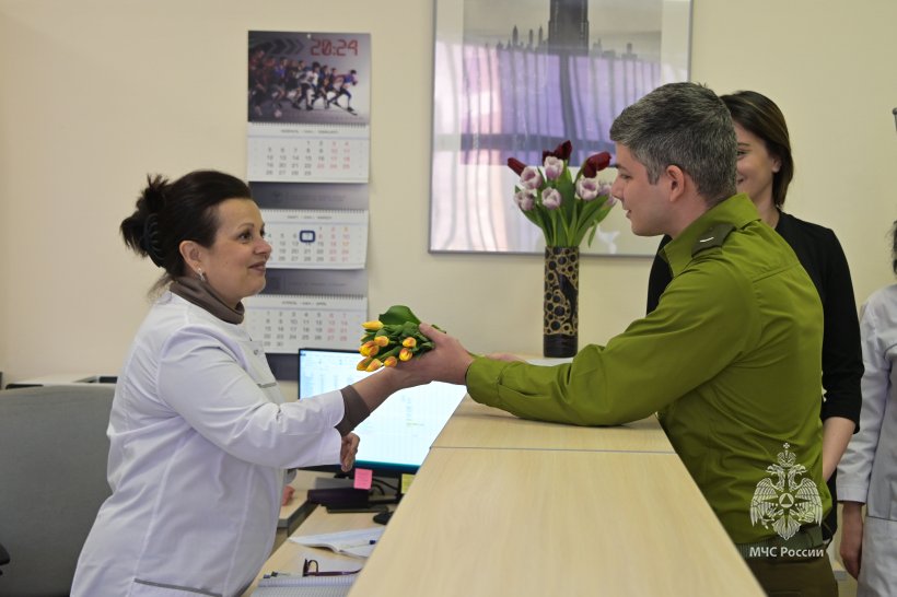 Цветы и улыбки стали главными атрибутами сегодняшнего дня 