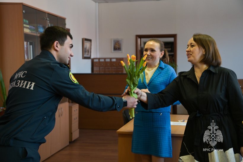 Цветы и улыбки стали главными атрибутами сегодняшнего дня 