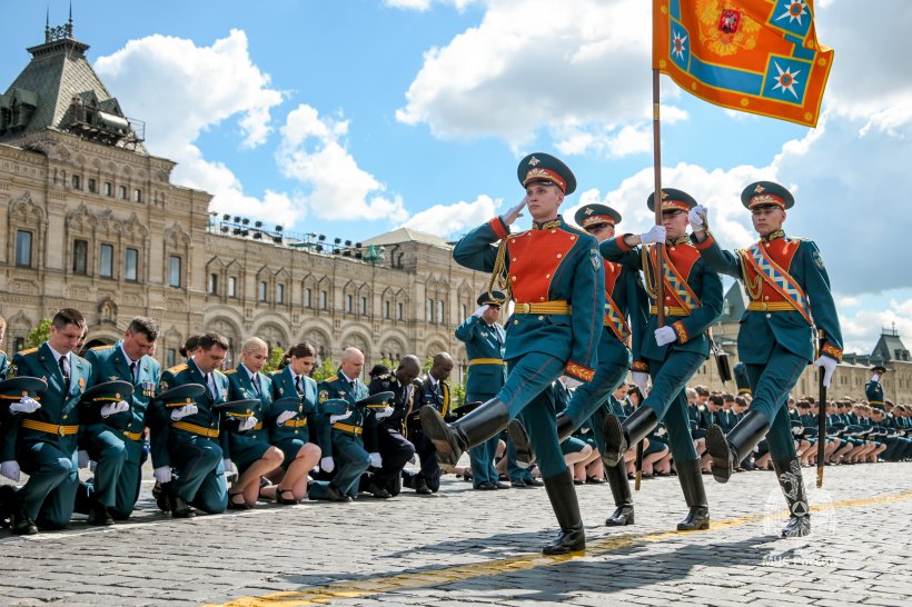 На Красной площади вручили дипломы молодым специалистам Академии