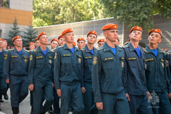Первокурсникам вручили оранжевые береты