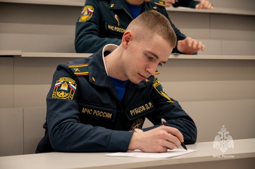 Курсанты Академии приняли участие в добровольческих акциях «Новогодняя открытка» и «Письмо солдату»