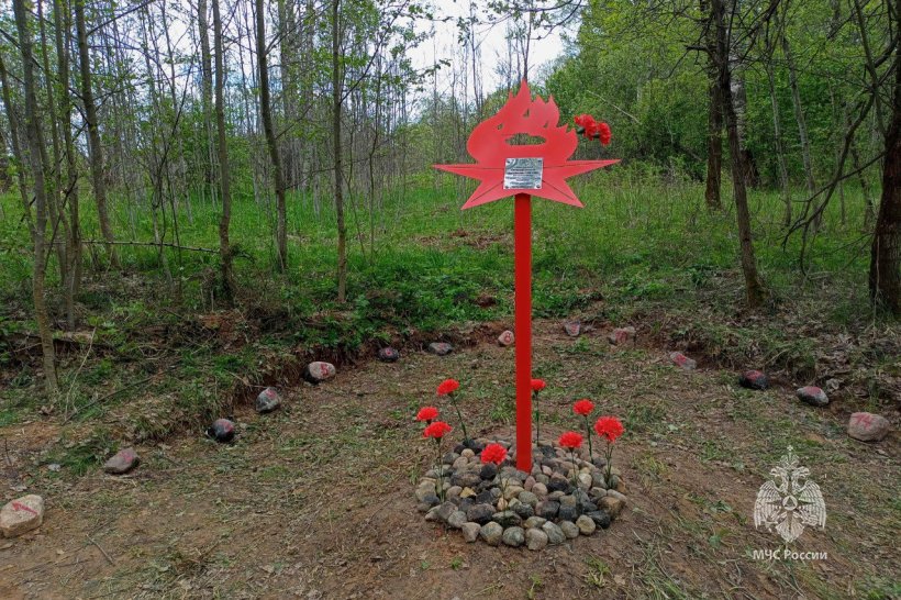 Поисковики Академии установили памятник советским воинам