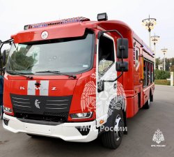Главе МЧС России Александру Куренкову продемонстрировали новый образец пожарного автомобиля 