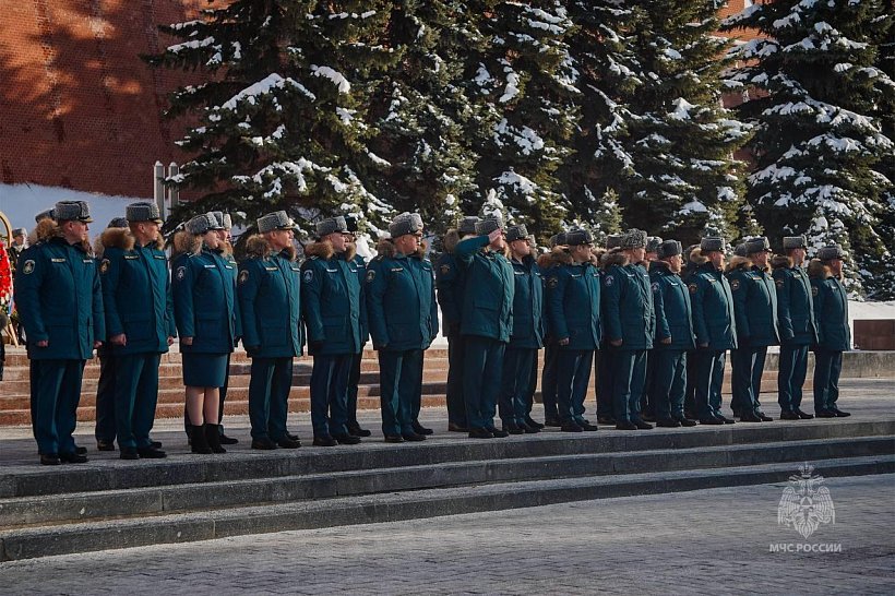 Личный состав МЧС России возложил цветы к Могиле неизвестного солдата в Александровском саду в Москве