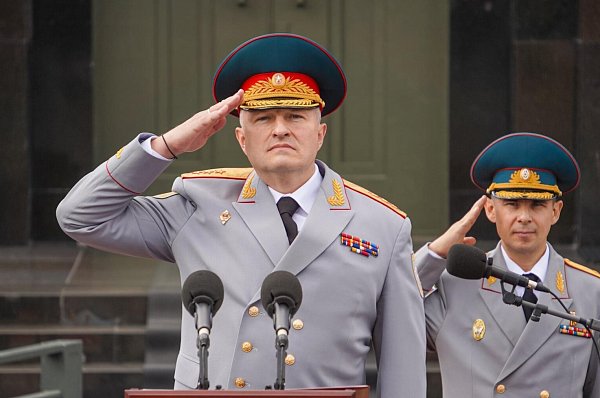 На Красной площади состоялась торжественная церемония вручения дипломов выпускникам двух вузов МЧС России