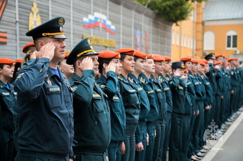 Символ чести и ответственности: курсантам вручили оранжевые береты