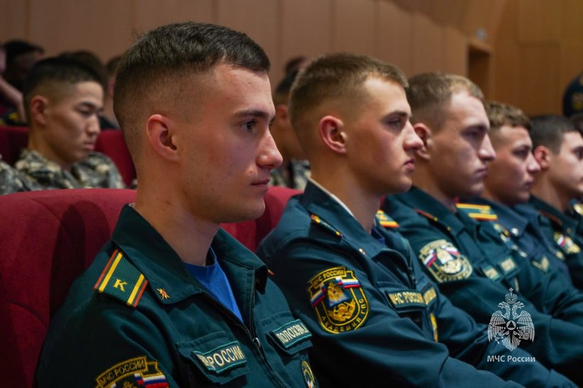 Правнучка маршала Жукова встретилась с обучающимся вузов МЧС России 