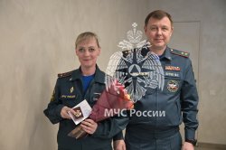 Цветы и улыбки стали главными атрибутами сегодняшнего дня 