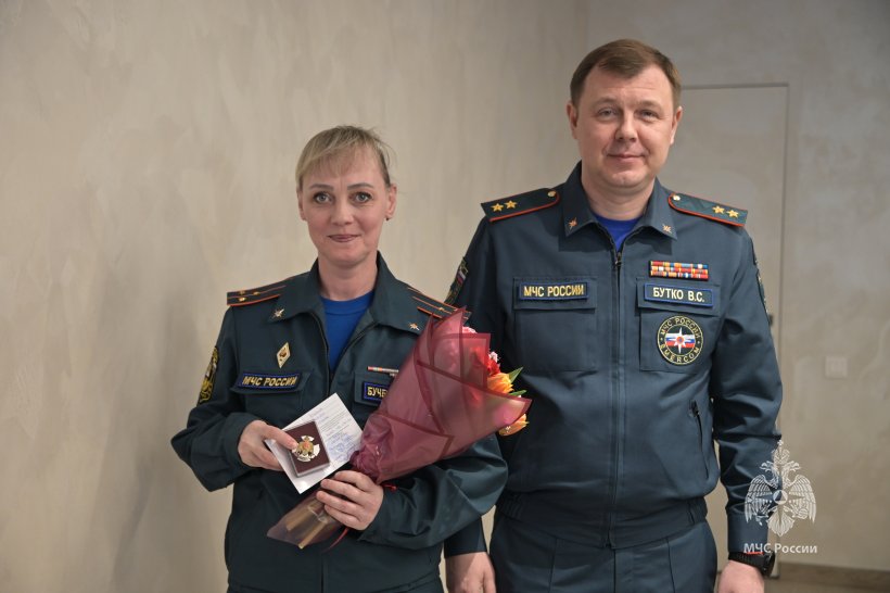 Цветы и улыбки стали главными атрибутами сегодняшнего дня 