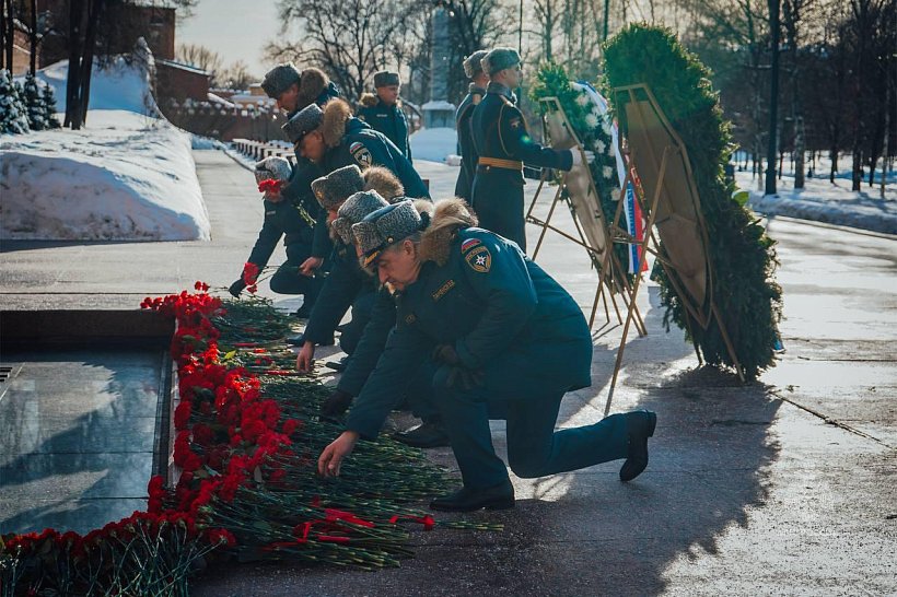 Личный состав МЧС России возложил цветы к Могиле неизвестного солдата в Александровском саду в Москве