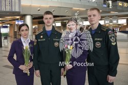 Сотрудники МЧС России и волонтеры поздравили женщин с наступающим 8 Марта