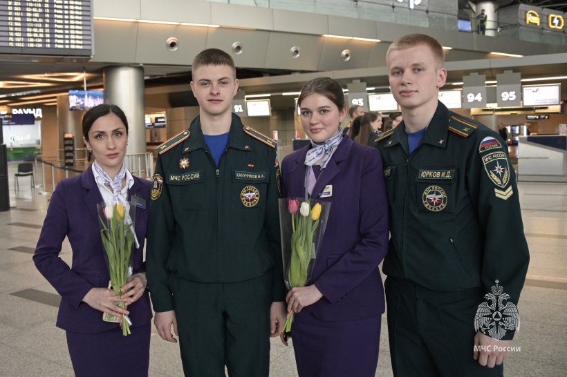 Сотрудники МЧС России и волонтеры поздравили женщин с наступающим 8 Марта