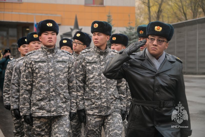 На плацу Академии состоялось построение переменного и постоянного состава