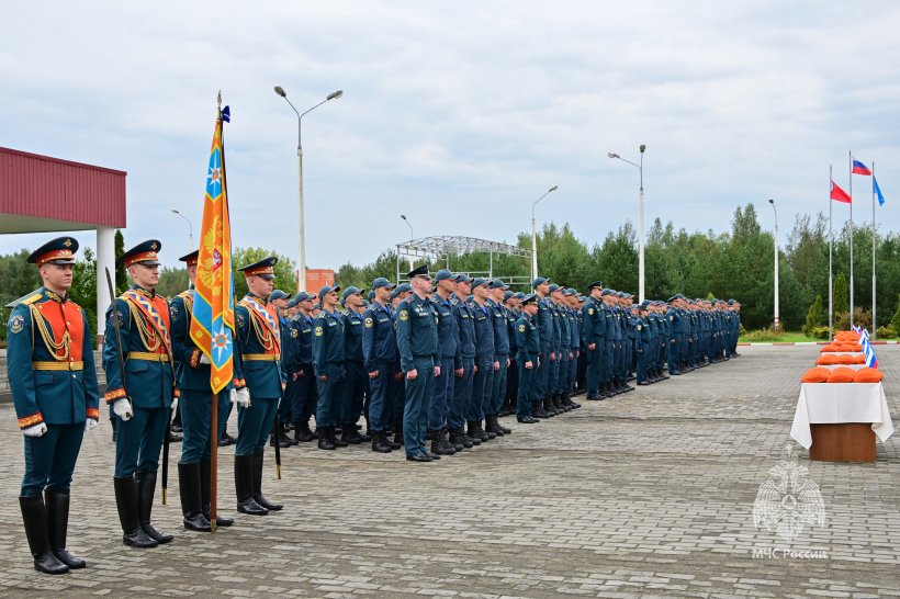 Первокурсникам Академии вручили оранжевые береты