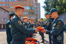 Первокурсникам вручили оранжевые береты