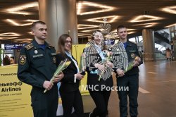 Сотрудники МЧС России и волонтеры поздравили женщин с наступающим 8 Марта