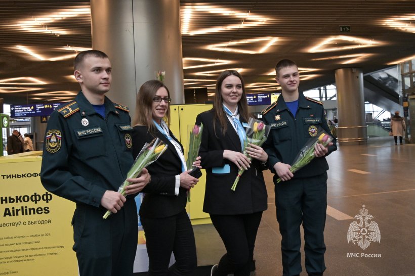 Сотрудники МЧС России и волонтеры поздравили женщин с наступающим 8 Марта