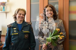 Цветы и улыбки стали главными атрибутами сегодняшнего дня 