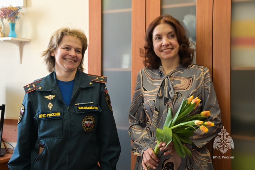 Цветы и улыбки стали главными атрибутами сегодняшнего дня 