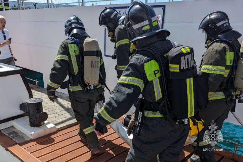 Курсанты Академии приняли участие в пожарно-тактических учениях в Геленджике