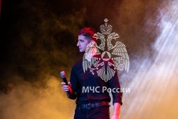 Курсанты Академии поздравили девушек с 8 марта