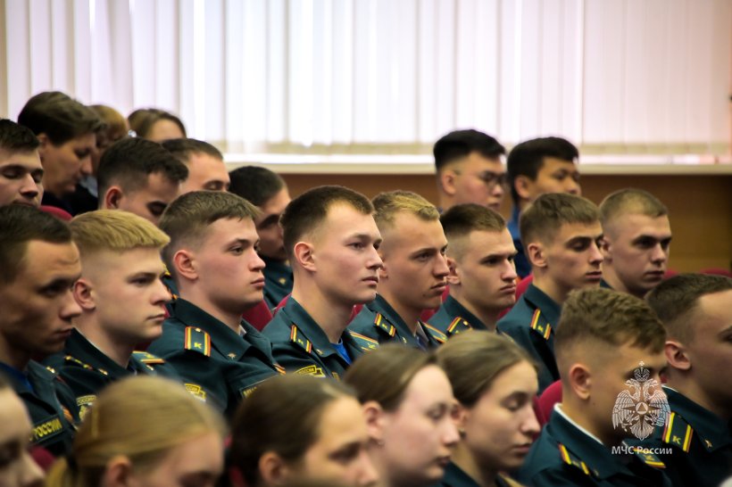 В Академии молодые специалисты обсудили актуальные вызовы безопасности