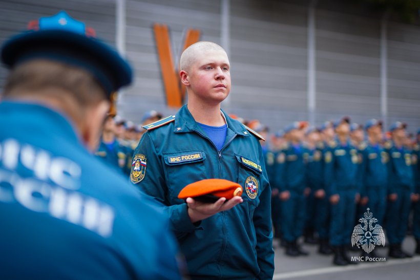 Символ чести и ответственности: курсантам вручили оранжевые береты