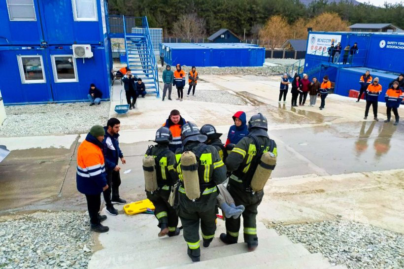  Курсанты Академии ликвидировали условный пожар в Геленджике